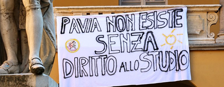 Diritto allo Studio, a Pavia potrebbe arrivare la metà dei fondi. Gli studenti: «giù le mani dai collegi» (video)
