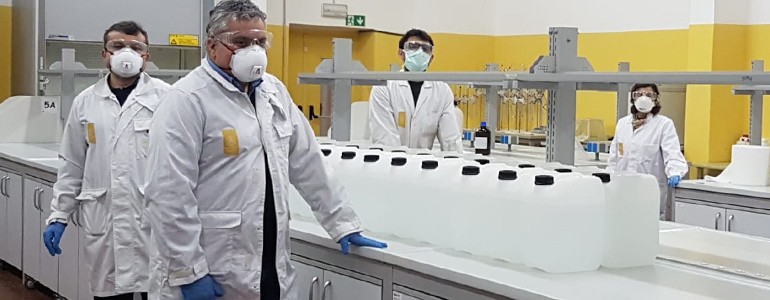 I chimici dell’Università di Pavia consegnano i primi 200 litri di disinfettante al San Matteo