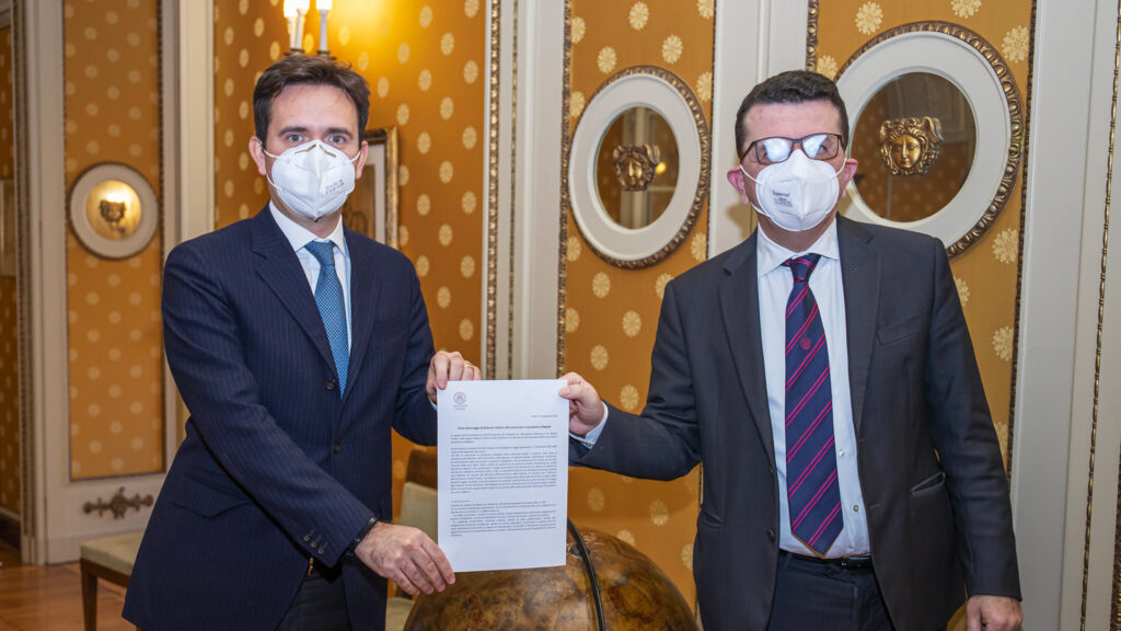 L'on. Alessandro Cattaneo e il Rettore Francesco Svelto alla conferenza stampa.